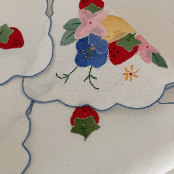 Vintage Linen Bread Roll Basket Liner - Bun Warmer - Strawberry Appliqués - Picture 4 of 7